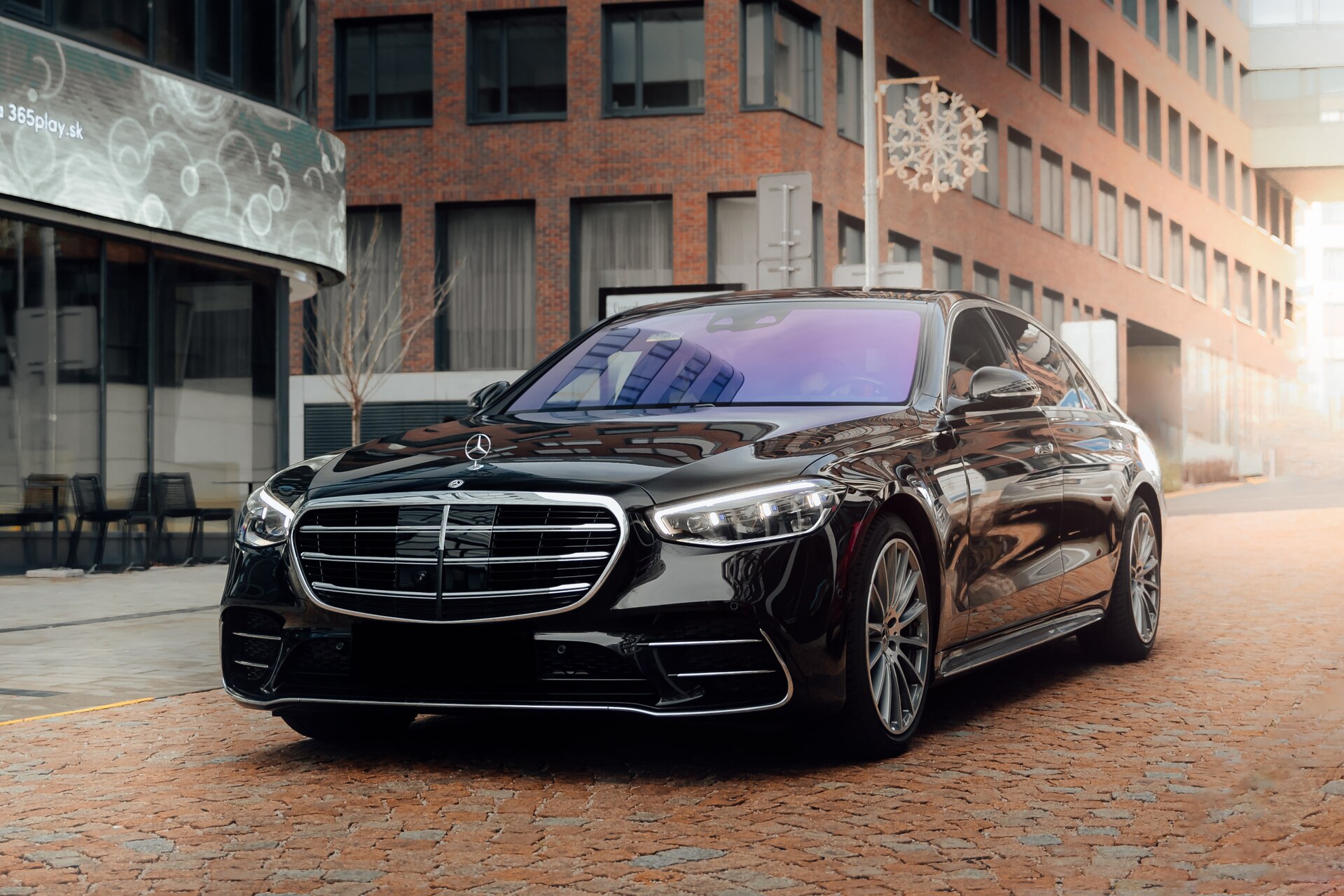 Atlanta Airport Executive Limo luxury private black car sedan chauffeur service at Hartsfield-Jackson airport terminal